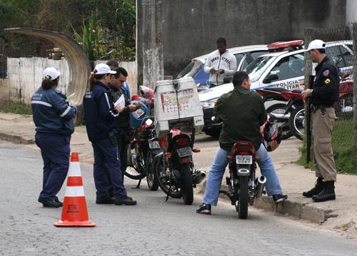 Ajudar a polícia ou os corruptos? Faça sua escolha.