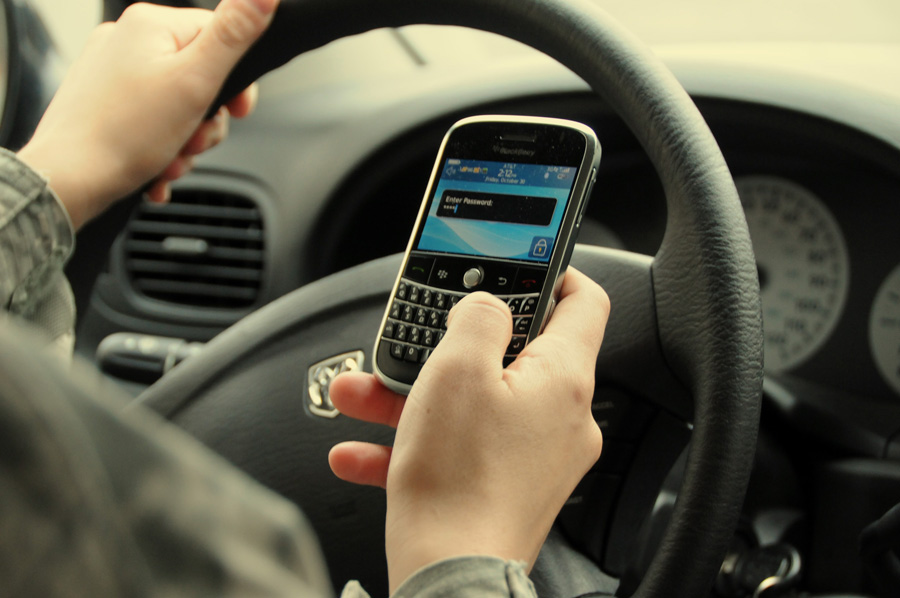 Dirigir com o celular é perigo iminente.